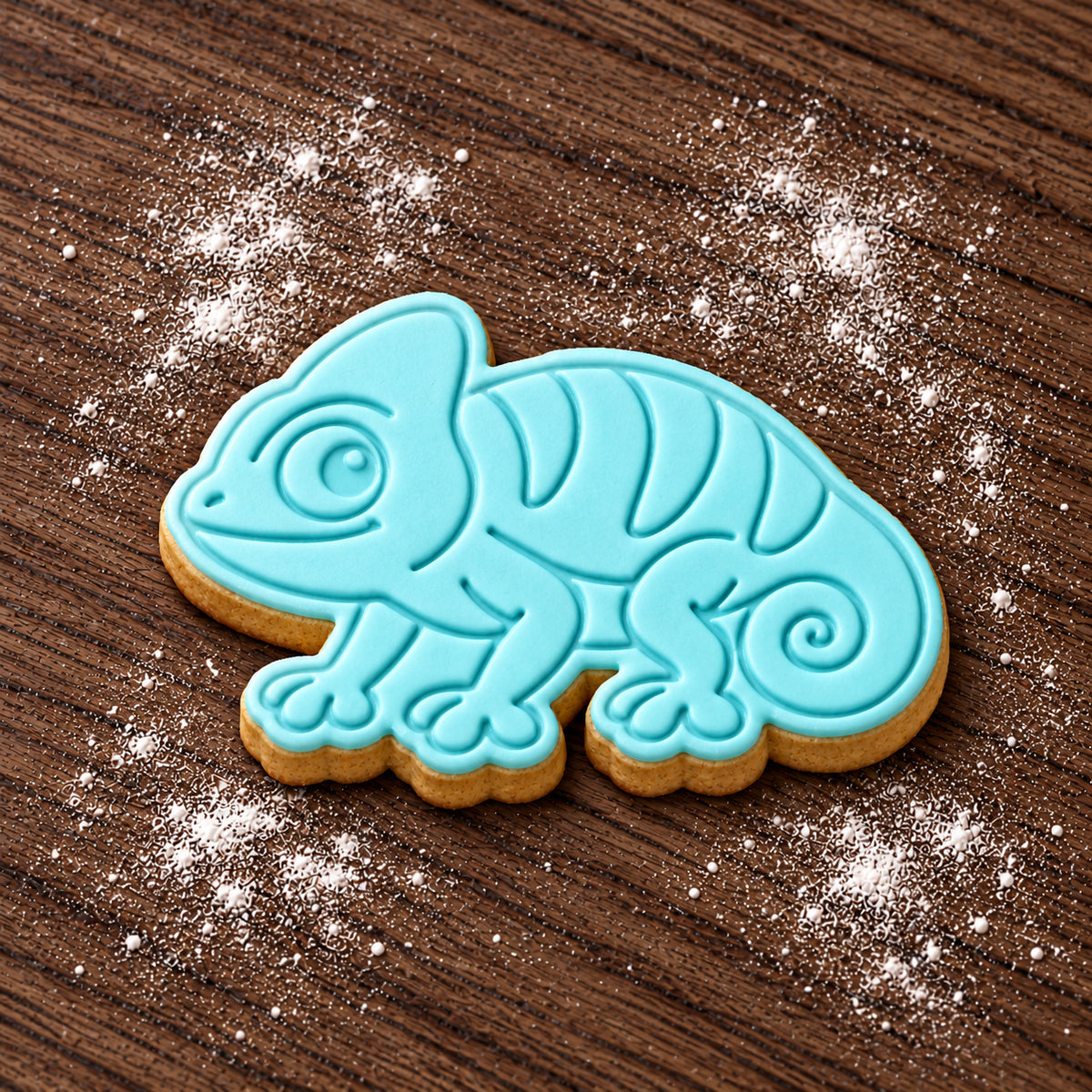 Chameleon decorated fondant cookie